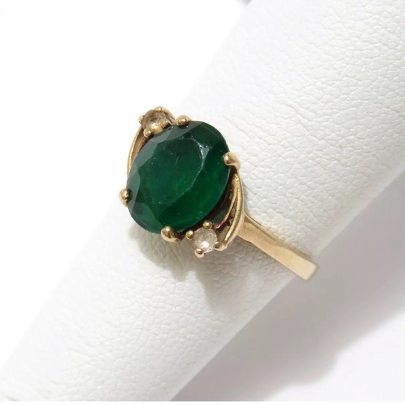 ♥️10K yellow gold emerald ring with cz accents♥️ - Picture 5 of 12